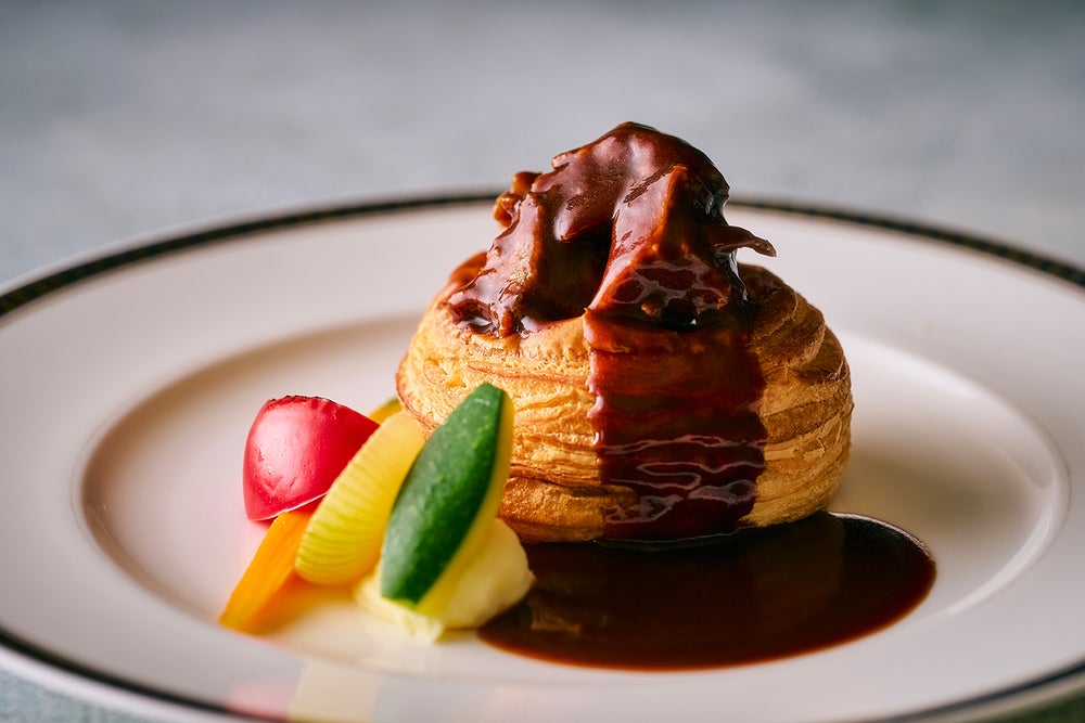 しあわせ絆牛の赤ワイン煮込み デニッシュケースにのせて